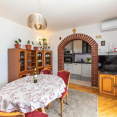 2 Bedroom Beautiful Apartment In Okrug Gornji Trogir Kültér fotó