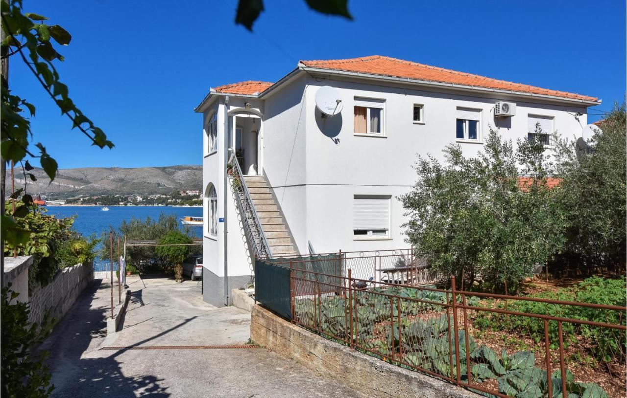 2 Bedroom Beautiful Apartment In Okrug Gornji Trogir Kültér fotó