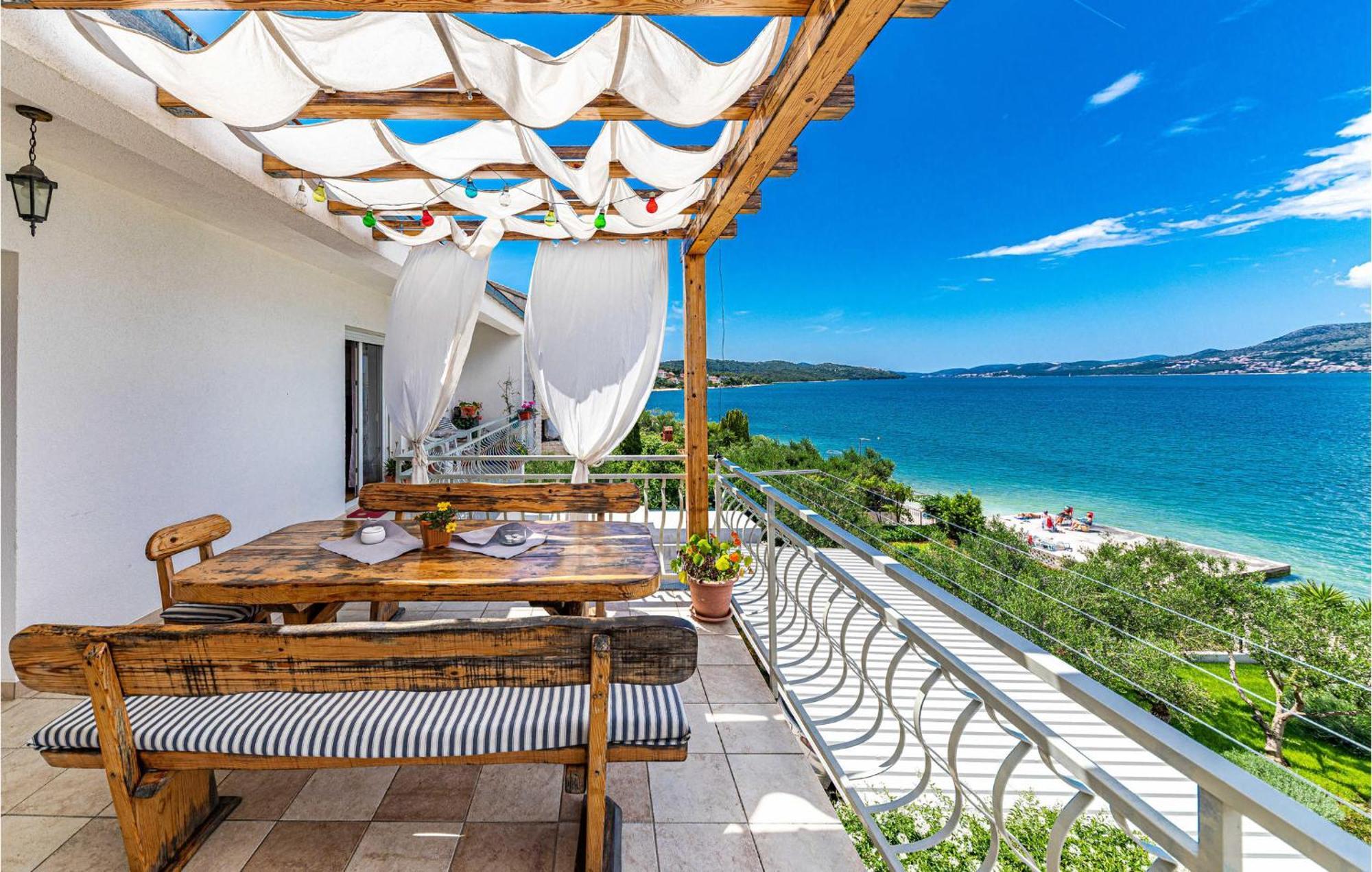 2 Bedroom Beautiful Apartment In Okrug Gornji Trogir Kültér fotó